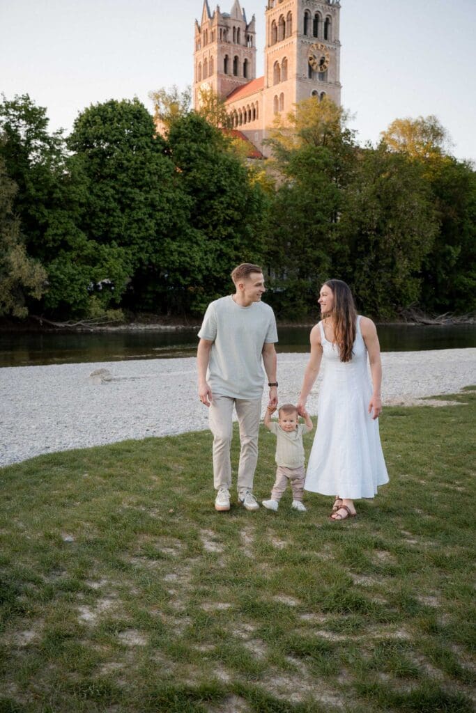 Family casually strolls along the Isar during a summer family photoshoot.