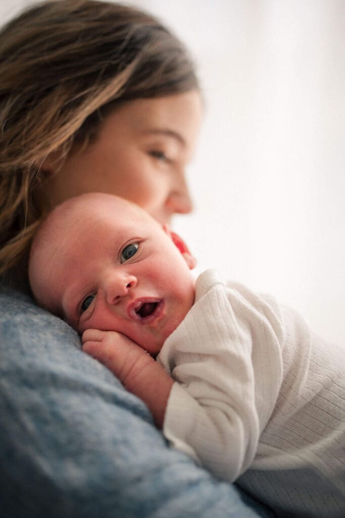 Neugeborenen baby kuschelt am Mamas schulter
