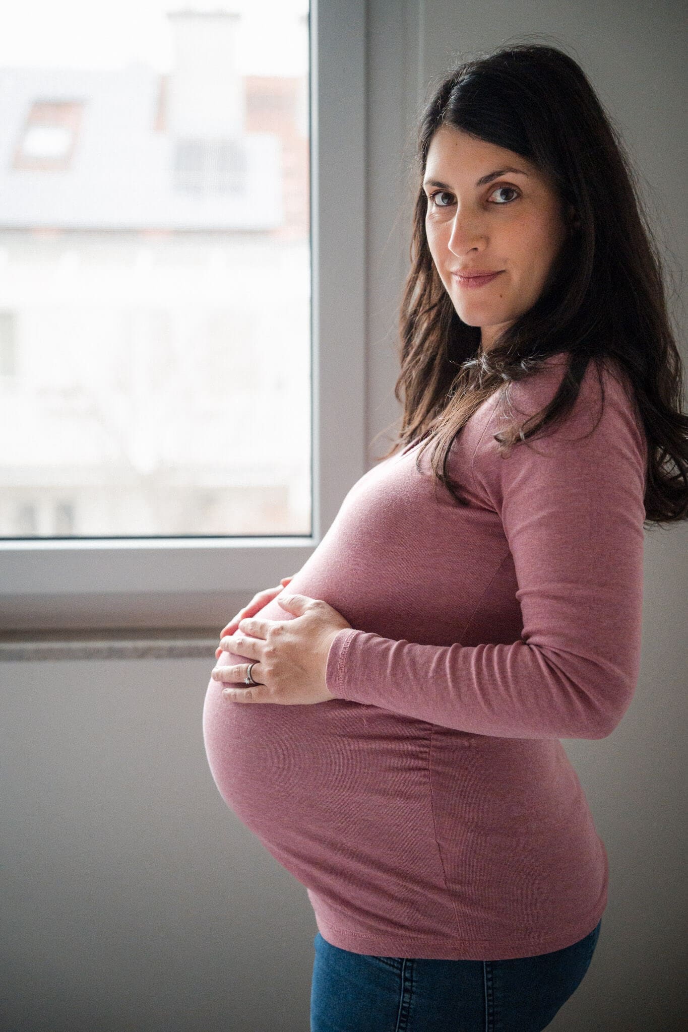 Expecting mother in Munich preparing for birth with English prenatal classes