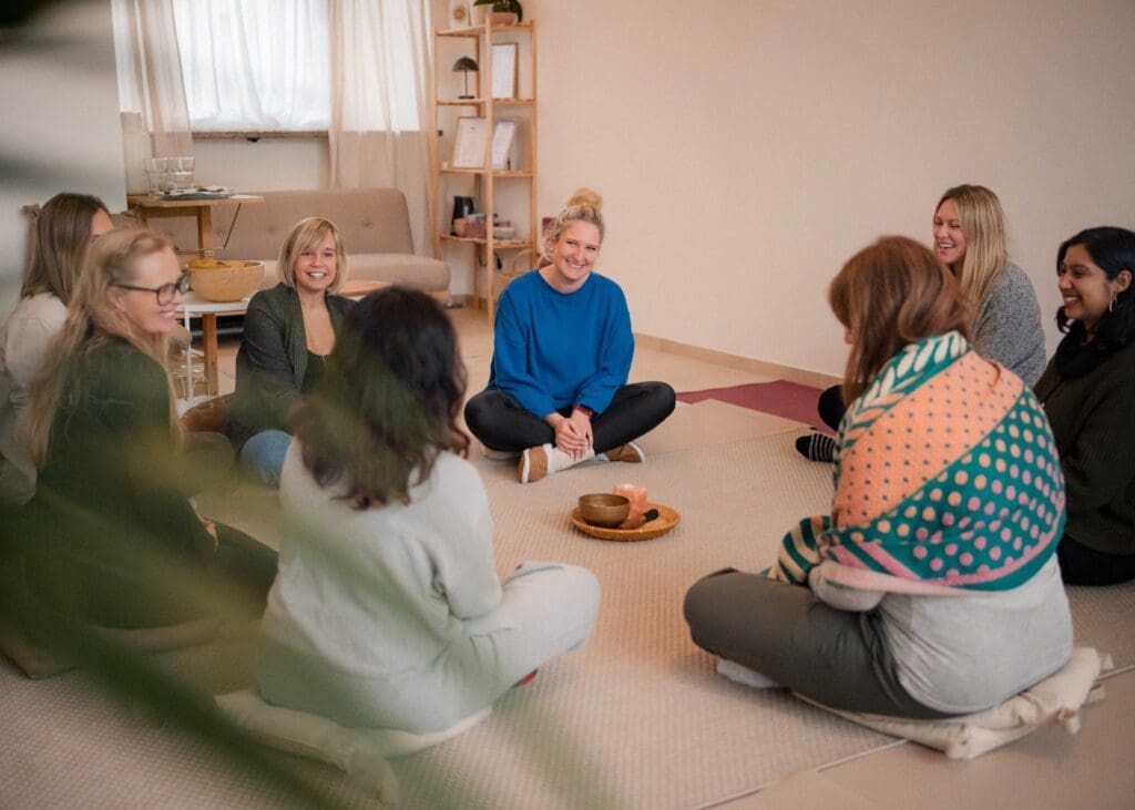 Julia Wright leading an English birth preparation class at Studio Mamiflow Munich
